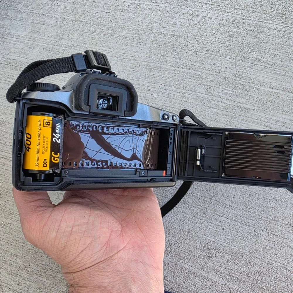 Canon EOS Rebel GII 35mm Film Camera w 35-80mm Lens Strap